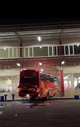 nyonyapuffft's tweet photo. 🚌: Tumbas rawon lek kalih es teh https://t.co/T4idJlbkiP