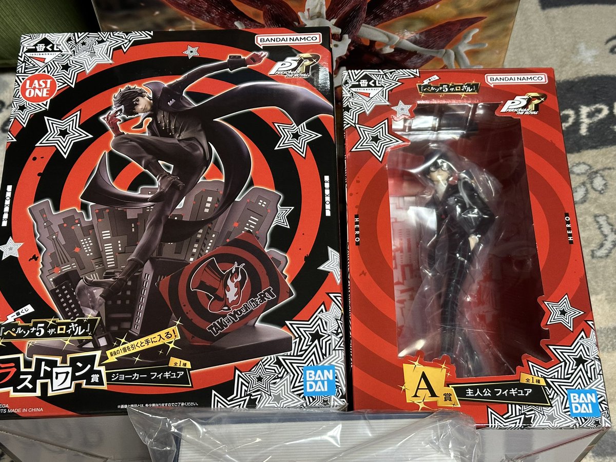 side709's tweet image. 最近の一番くじの収穫。NARUTO疾風伝から　ラストワン賞妖狐の衣六本目とペルソナ5ザ・ロイヤルからA賞主人公とラストワン賞ジョーカー。
暴走したナルトと屋根ゴミ大好きなんで引けて本当によかった！