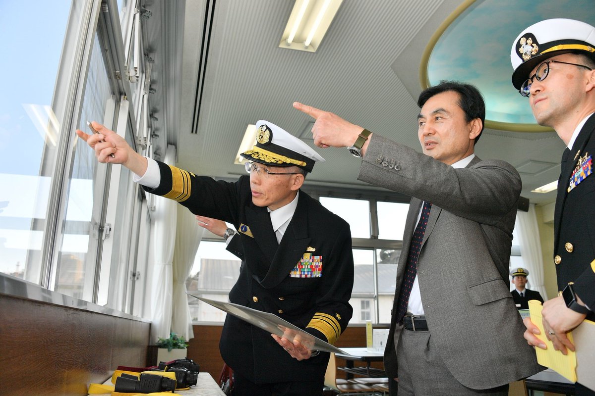 １月３０日（金）小泉防衛大臣とアン韓国国防部長官は、横須賀地方総監部において日韓防衛相会談を開催し、日韓・日米韓協力を継続していくことで一致しました。
会談後、両者は卓球で見事なラリーを披露し、八木総監はアン長官に横須賀地区の概要について説明しました。

#海上自衛隊　#韓国国防相