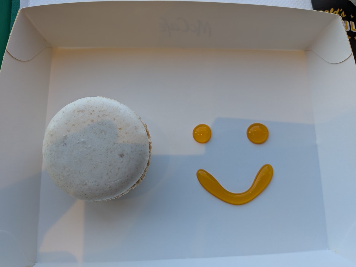 KoutatsuM's tweet photo. マクドナルドでマカロン買ったらスマイルいただきました。 https://t.co/TokTCaZzpo