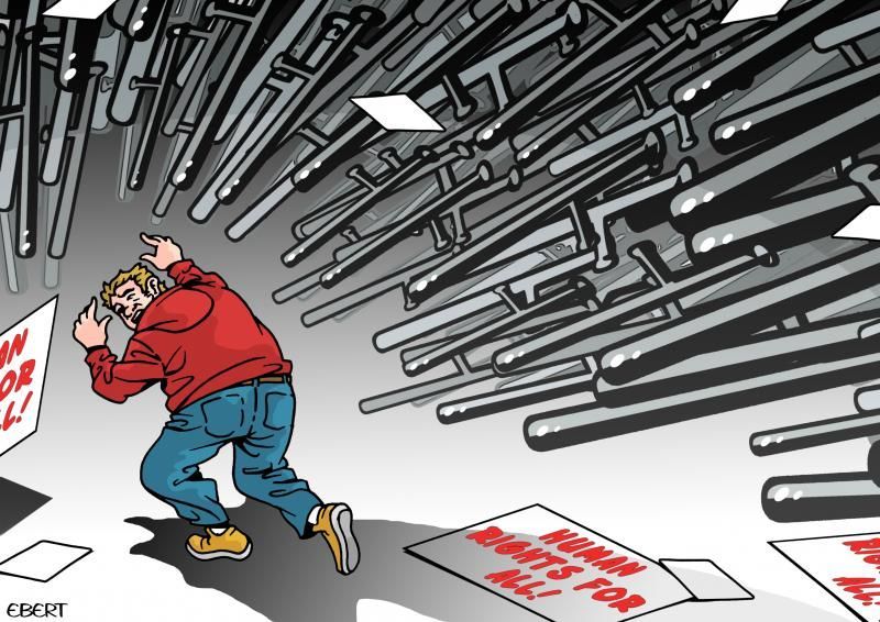 cartoonmovement's tweet image. Hard rain. Cartoon by Enrico Bertuccioli: buff.ly/LYU2p4X

#HumanRights #repression #fascism