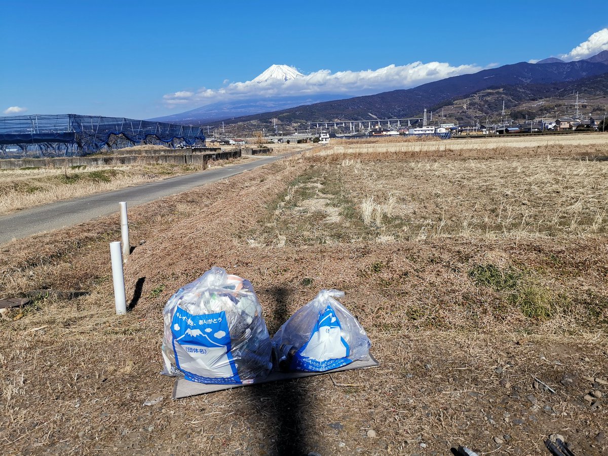 2026/02/01
＃継美隊
＃趣味ゴミ拾い
＃まちはゴミ箱じゃない
＃一日一愛
#富士山とゴミ 
#ゴミとポイ捨てのまち・富士市 
②田んぼの中に段ボールにごそっと入れたペットボトルとか、洗ってない食べ物の空き缶詰（油でギトギト）とか捨ててあった。