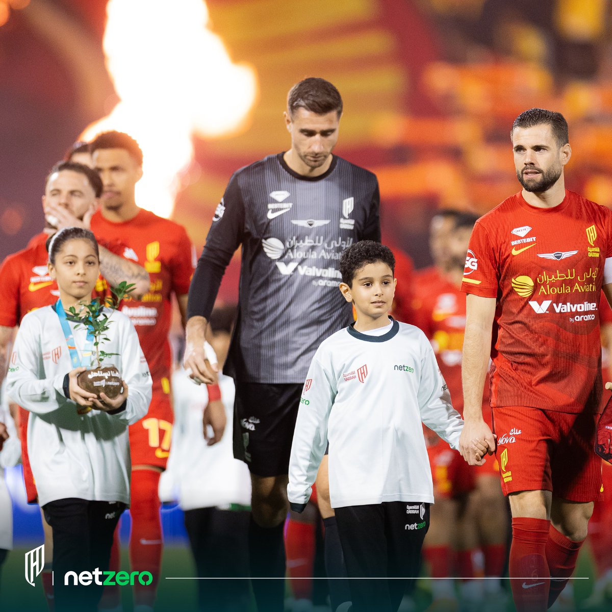 netzero_sa's tweet image. لأن الاستدامة تبدأ بالوعي، نفخر بتدشين مبادرة #أرضنا_تستاهل للتشجير الذكي بالشراكة مع نادي القادسية @Alqadsiah  كأول مبادرة بيئية توعوية تنطلق من أرض الملعب إلى المجتمع، دعمًا لمستهدفات #البرنامج_الوطني_للتشجير، وتماشيًا مع تطلعات #السعودية_الخضراء.