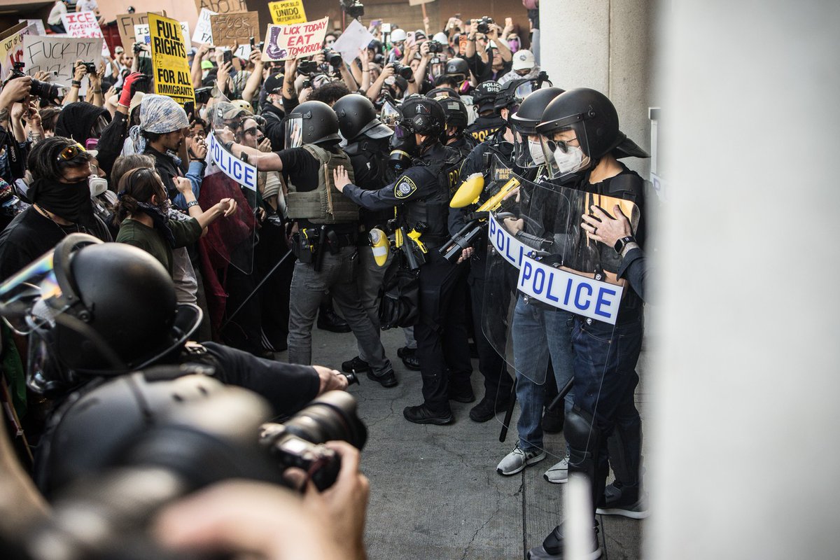 Trump cere Departamentului pentru Securitate Internă să nu se implice în protestele din oraşele administrate de democraţi tinyurl.com/2svprt2k