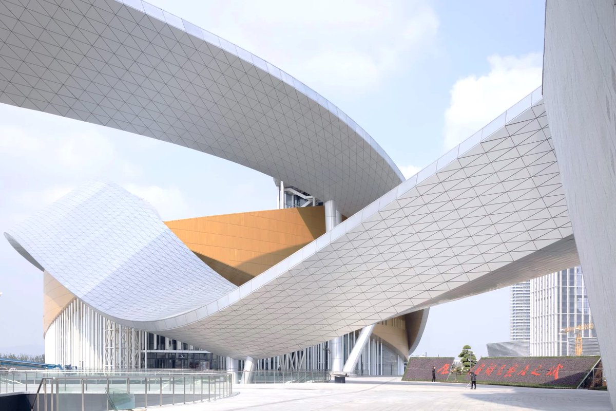 CachauPhilippe's tweet photo. Pour ceux qui croient que l'#architecture #contemporaine, c'est forcément moche ! :
-#Calatrava, Opéra Reina Sofia, Valence, 2005
-#Gehry, Fondation Vuitton, Paris, 2014
-#Nouvel, Louvre Abu Dhabi, 2017
-#Portzamparc, Centre culturel Suzhou, 2020. https://t.co/WgEhPKtTFh