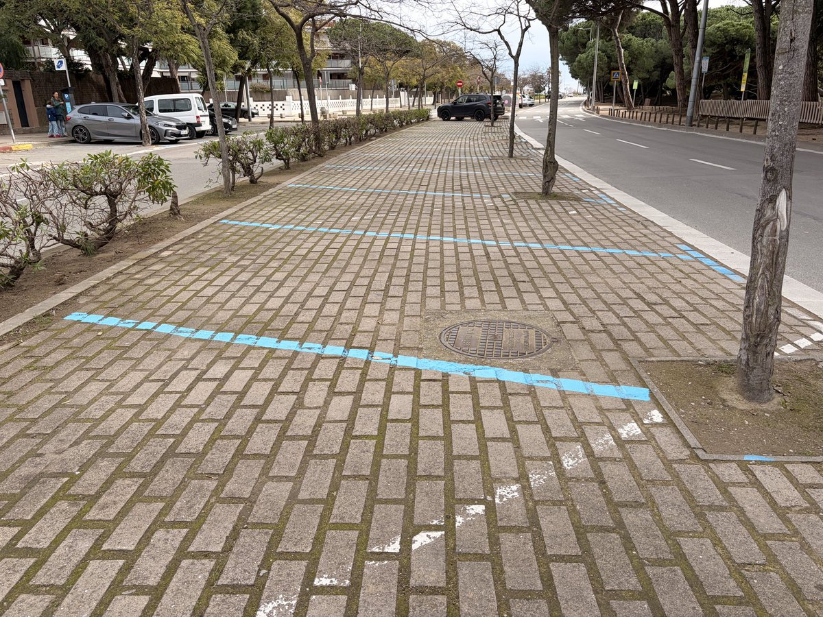 xparadell's tweet photo. A #Castelldefels diumenge d’hivern, zona blava obligatoria de pagament buida.  Conseqüència: molts restaurants buits i molta menys gent. Felicitats per la gestió @AjCastelldefels ! https://t.co/o284kjfyT6