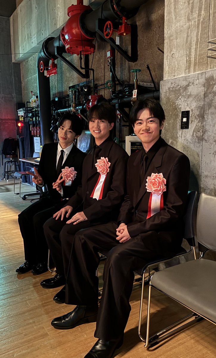 tabitohibi's tweet photo. ˗ˏˋ 𝐎𝐟𝐟 𝐒𝐡𝐨𝐭 ˎˊ˗

▶ ︎𝟏
最優秀新人賞の
#林裕太 さん(『#愚か者の身分』)、
#黒崎煌代 さん(『#見はらし世代』)
登壇前の緊張の面持ち？の御三方。

▶︎ 𝟐
『流浪の月』「Pachinko パチンコ」シーズン2ぶりの
#李相日 監督と2ショット📸

#髙田万作
#旅と日々 全国ロングラン上映中🎞️ https://t.co/OXobhLLUMw