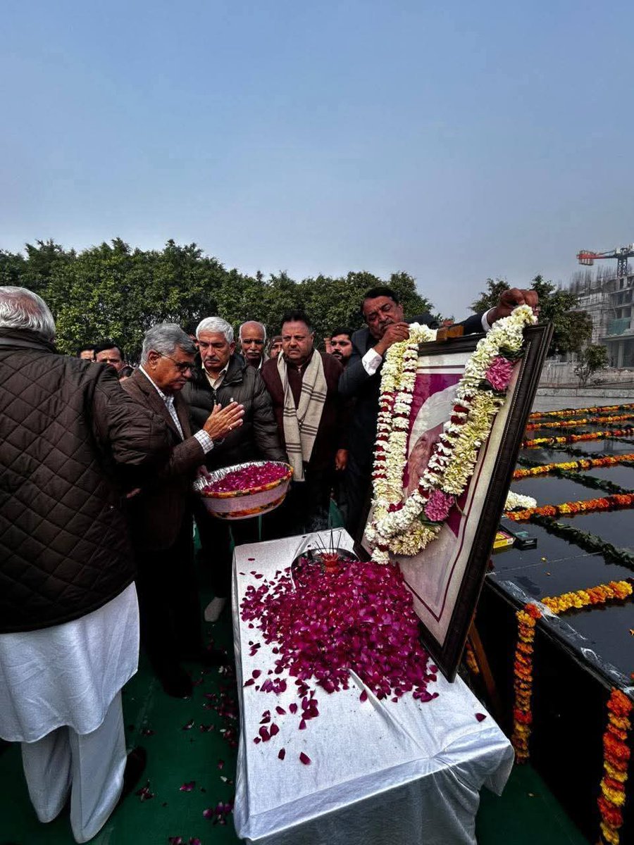 BBBatra's tweet photo. संविधान निर्मात्री सभा के सदस्य, महान स्वतंत्रता सेनानी, स्वर्गीय #चौधरी_रणबीर_सिंह_हुड्डा जी की पुण्यतिथि पर स्मारक स्थल, खेड़ी साध में उनके चित्र पर पुष्प अर्पित कर नमन किया !! https://t.co/Vs2tSwvvFO