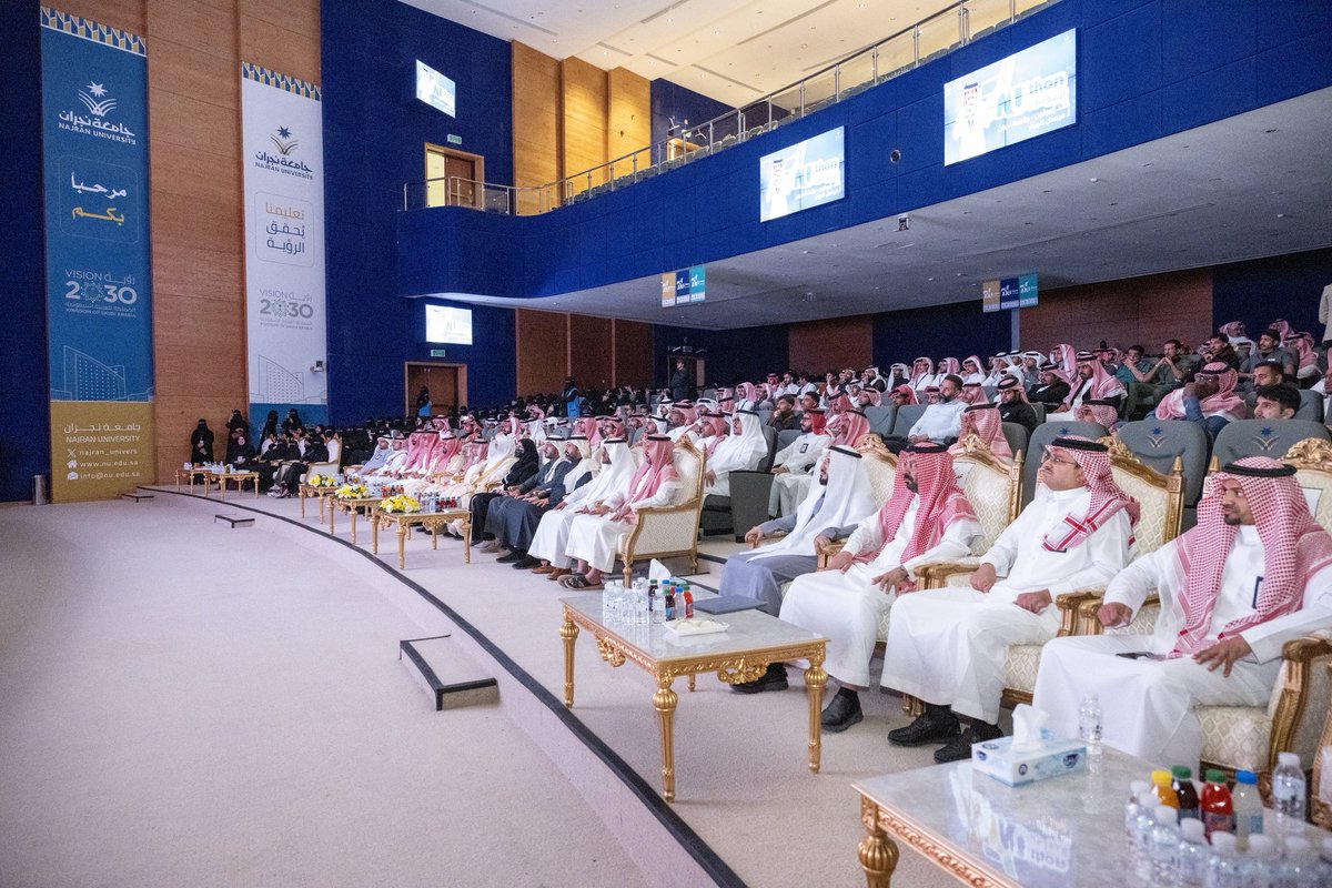 Najran_Univers's tweet photo. اختتمت #جامعة_نجران، ممثّلة في عمادة #شؤون_الطلاب، فعاليات إنيوثون الجامعة والمعرض المصاحب، في حفلٍ رعاه وافتتحه رئيس الجامعة أ.د.عبدالرحمن الخضيري، بحضور وكلاء الجامعة وعمداء الكليات، وبمشاركة واسعة من الطلبة، وذلك على مسرح وبهو المبنى الإداري. 🧵 https://t.co/zPJFg2z1Zn