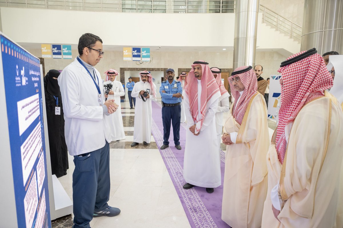 Najran_Univers's tweet photo. اختتمت #جامعة_نجران، ممثّلة في عمادة #شؤون_الطلاب، فعاليات إنيوثون الجامعة والمعرض المصاحب، في حفلٍ رعاه وافتتحه رئيس الجامعة أ.د.عبدالرحمن الخضيري، بحضور وكلاء الجامعة وعمداء الكليات، وبمشاركة واسعة من الطلبة، وذلك على مسرح وبهو المبنى الإداري. 🧵 https://t.co/zPJFg2z1Zn