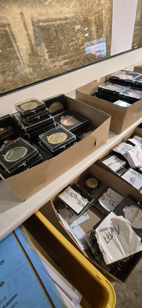 In unserem LLZ in Spandau warten noch etliche Medaillen und Urkunden der BM und LM 2025 auf ihre erfolgreichen Gewinner!