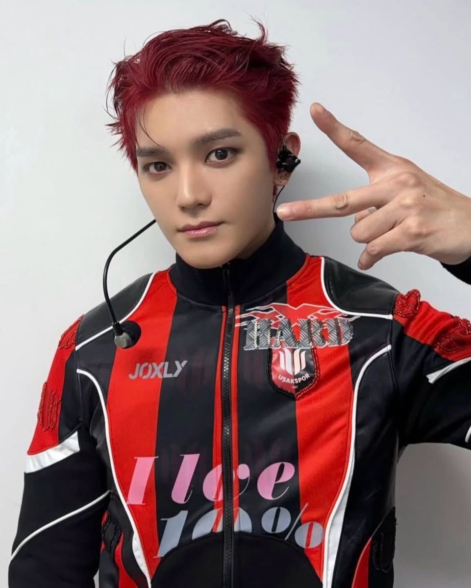 sourmagazines's tweet photo. NCT üyesi Taeyong Seul’deki konserinde Uşakspor ceketi giyerek performans sergiledi! https://t.co/MzI1px7SoU