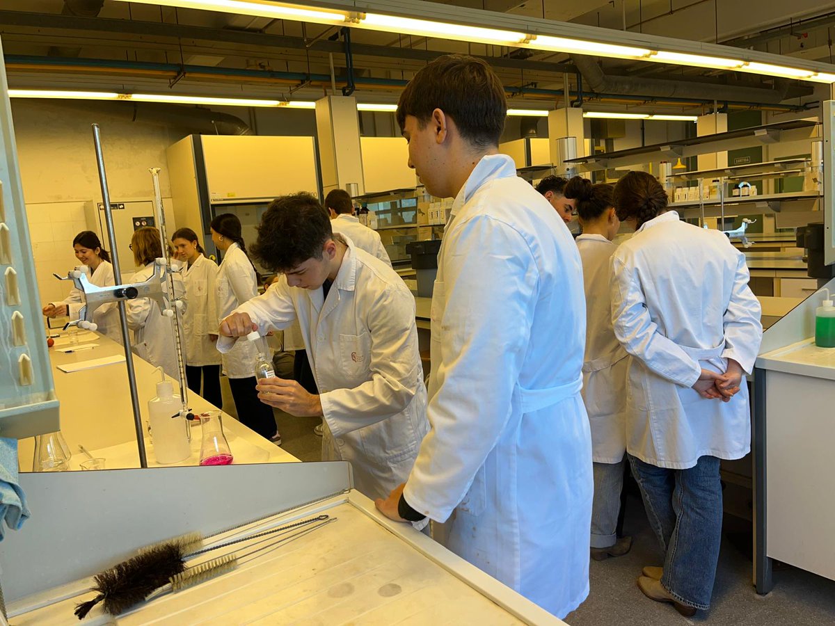 carmelitestgn's tweet image. #ADMXC #POSTC fem pràctiques als laboratoris de la @universitatURV  tot preparant les PAU! A Batxillerat aprenemfent i practicant! #viucarmelites #somifemescola