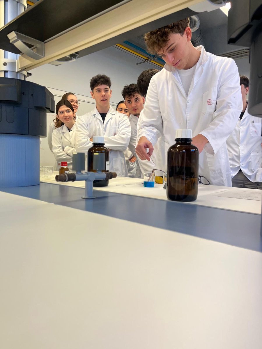 carmelitestgn's tweet image. #ADMXC #POSTC fem pràctiques als laboratoris de la @universitatURV  tot preparant les PAU! A Batxillerat aprenemfent i practicant! #viucarmelites #somifemescola