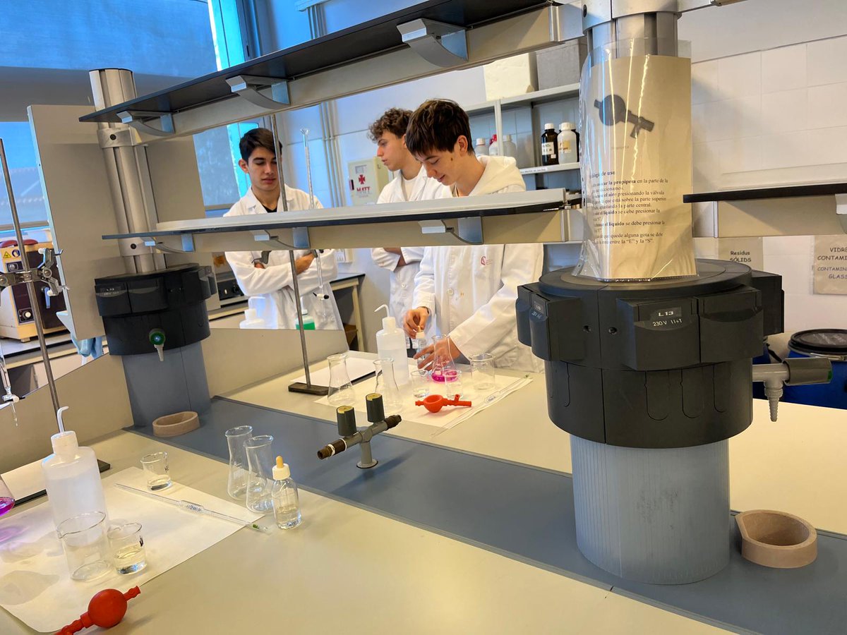 carmelitestgn's tweet image. #ADMXC #POSTC fem pràctiques als laboratoris de la @universitatURV  tot preparant les PAU! A Batxillerat aprenemfent i practicant! #viucarmelites #somifemescola