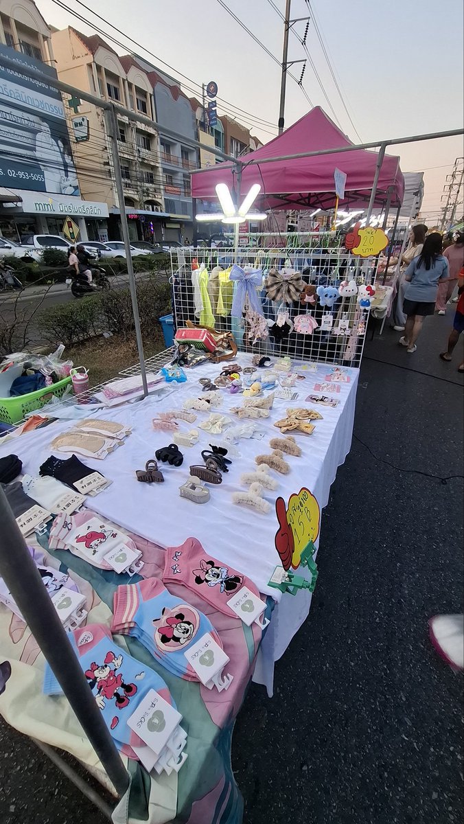 ช่วงนี้เป็นแม่ค้าตลาดนัดหารายได้เสริมไม่รู้จะเป็นไงเหมือนกันขายไปลุ้นไปทุกนัดใครอยู่ถนนคนเดินแพรกษาแวะมาอุดหนุนกันได้นะคะ🙏

ใครอยู่ตจว.อยากเอาของสำเพ็งไปขายทักมาได้นะคะ🥹

#เป๊กผลิตโชค 
#PeckPaLitchoke