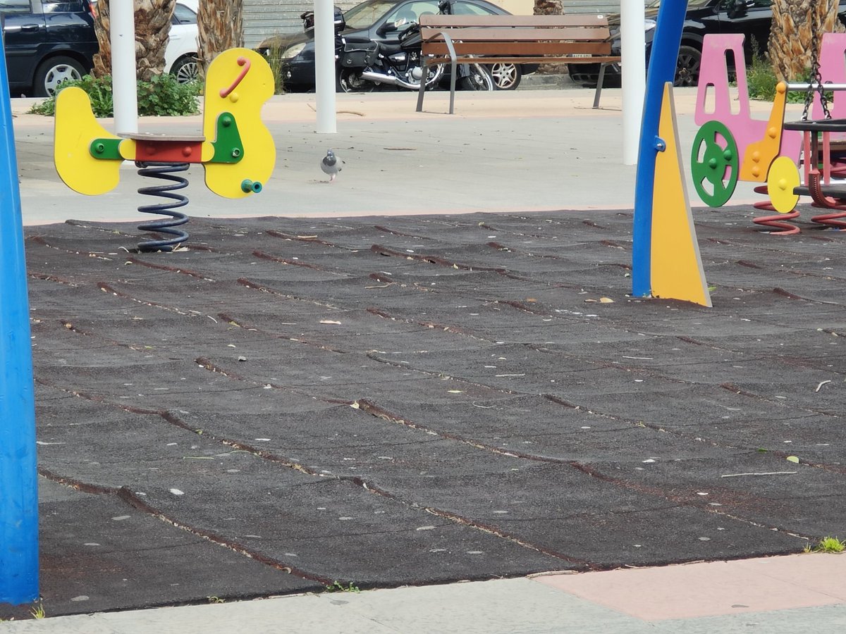 jpedroperez's tweet photo. @ajuntamentelx vergüenza con el mantenimiento de parques, sobre todo si no están el en centro. Esto es plaza Benejuza en el Toscar. https://t.co/c942lLbmWD