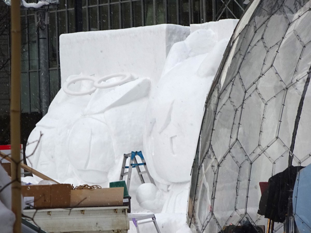 ezorisu73's tweet photo. 制作中の「ブルーアーカイブ」と「アークナイツ」雪像
雪まつり大通4丁目会場東側にあるブルーアーカイブとアークナイツ雪像の横には透明なドームが建てられました。
#さっぽろ雪まつり #ブルアカ #アークナイツ https://t.co/lHXdliHFxD