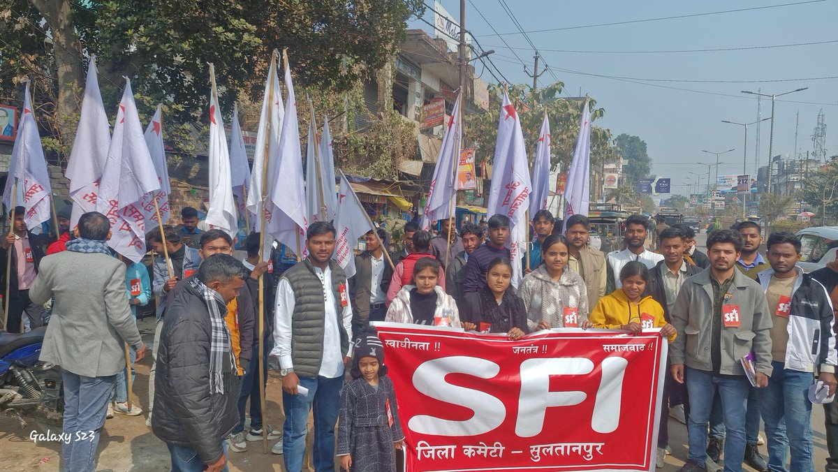 SfiVivek's tweet photo. #SFI_Sultanpur का 26 वाँ जिला सम्मेलन आज कलेक्ट्रेट बार एसोसिएशन हॉल में संपन्न हुआ ।।
सम्मेलन में साथी सलिल धुरिया को जिला अध्यक्ष और साथी दुर्गेश यादव को सर्वसम्मति से जिला सचिव चुना गया ।।
सम्मेलन में 21 सदस्यों की जिला कमेटी चुनी गई ।।
#sfi_up https://t.co/d63dVpM6Qz
