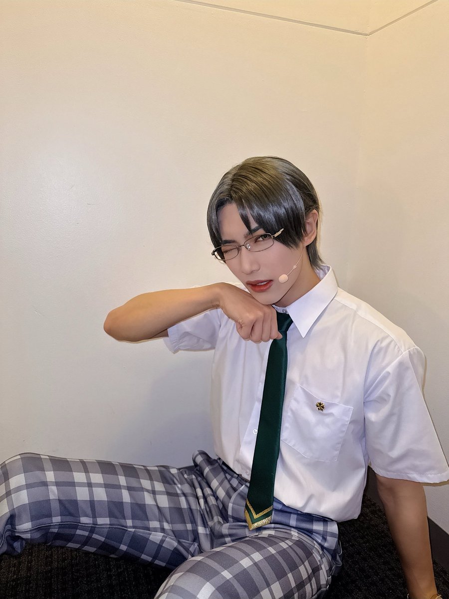 hiroki_kajita's tweet photo. 『あんさんぶるスターズ！THE STAGE』-Our First Fight-

ご来場、ご視聴いただきまして誠にありがとうございました！

最後まで無事に僕たちの喧嘩祭りをお届けできて本当に良かったです。

紅月、大好きだ🌙
#紅月　#蓮巳敬人 https://t.co/tTxDOQPA7R