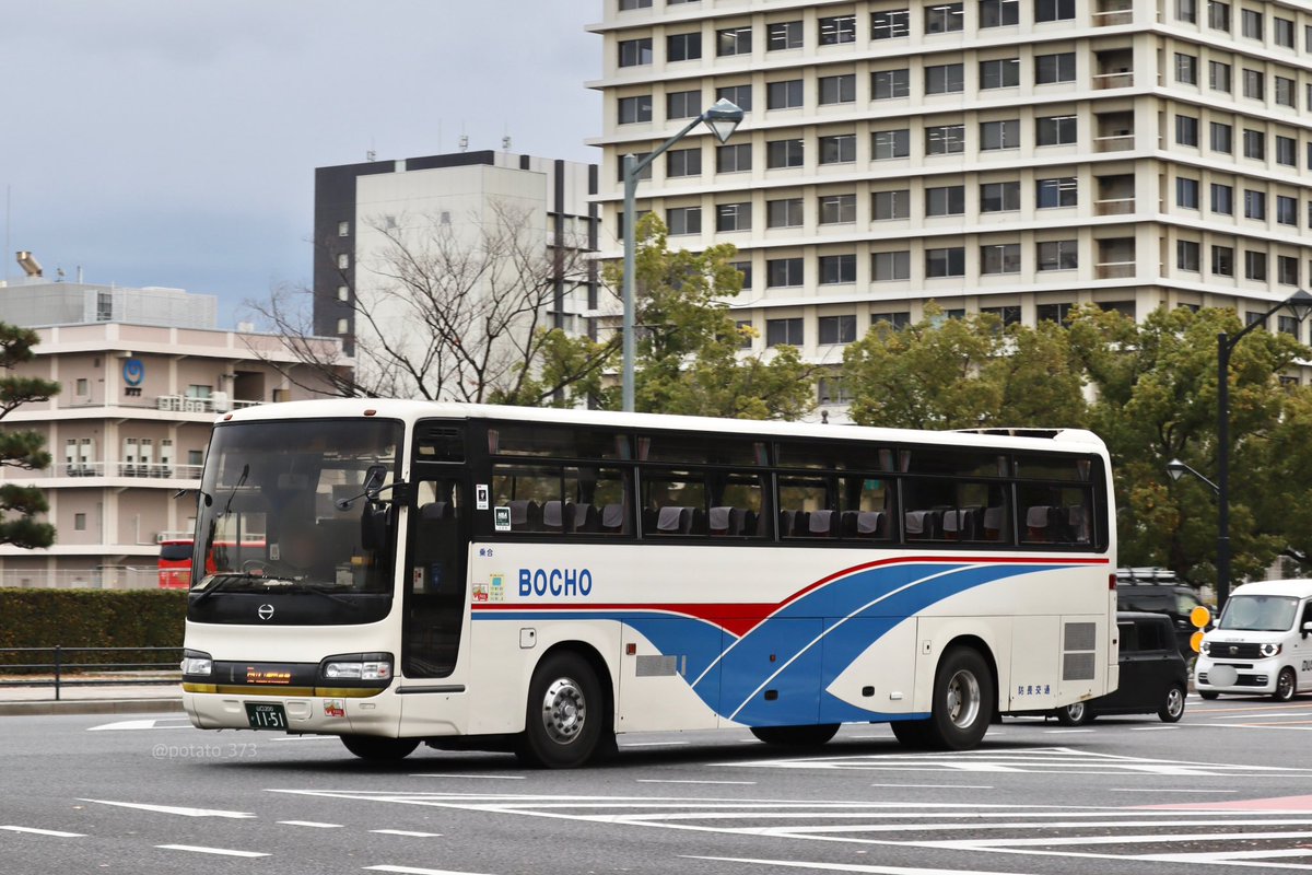 potato_373's tweet photo. 【防長交通】
山口200か1151(KL-RU1FSEA)
元事業者である奈良観光バスの塗装そのままのセレガR。
1日1往復の山口〜広島線で運用されていましたが、昨年除籍されたようです。 https://t.co/UsqSiYkpw6