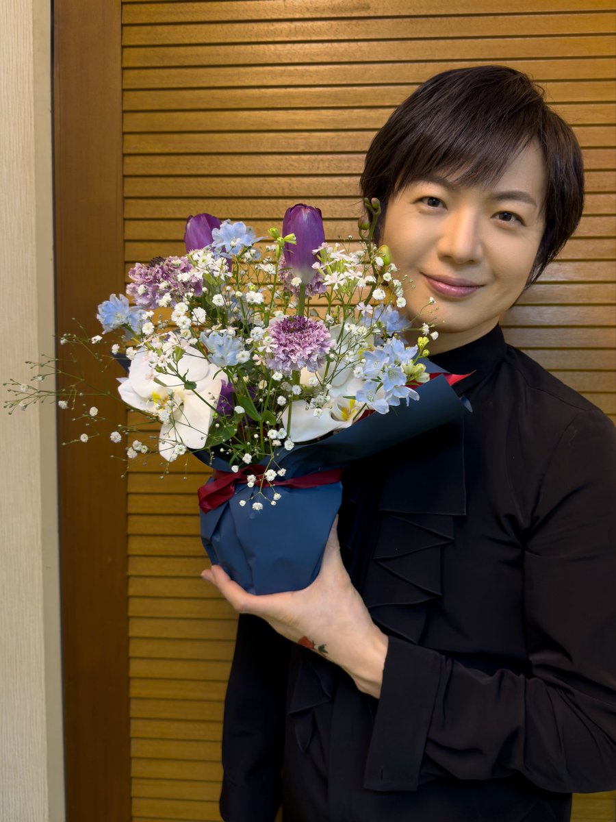 "花かご"

胡蝶蘭の花言葉は

「幸福が飛んでくる」

お守りflowerの胡蝶蘭
花言葉が最強です‼︎

竹島宏アンプラグド♯5
布施明さんの「そっとおやすみ」
歌わせていただきました♪
お時間ある時ご覧ください↓。
m.youtube.com/watch?v=-0Eojt…
今日も１日お疲れ様でした。
#ひろネット #花言葉 #花便り