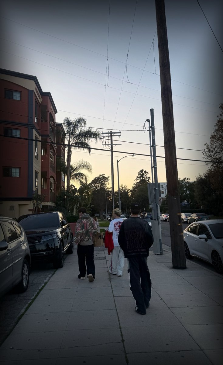 LA vibes with Mimi’s crew. 🇺🇸✨
From the studio to the streets, we never stop. Rehearsals, great food, and the best energy for what’s coming next… Are you ready? 🔥
#TAEMIN