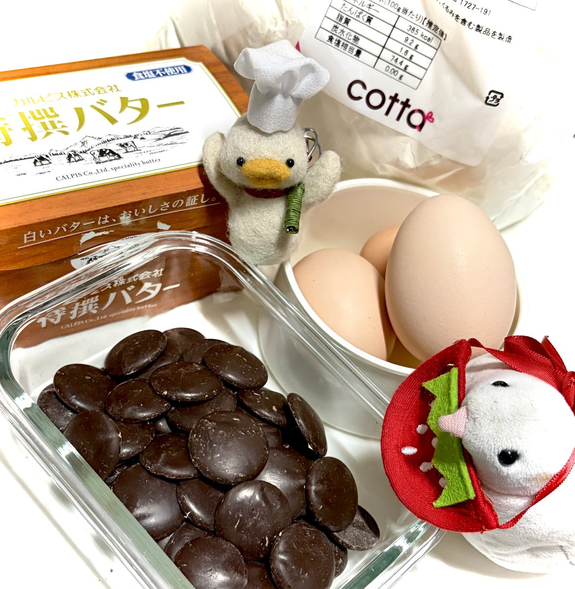 denkinezumidayo's tweet photo. 鳥フェスの2日目に向けて
うずうず会のコラボ作品にオマージュしたいと
何かを企むかいぬし…₍ ˃̶̤́ᗨ˂̶̤̀ ₎
パティシエでこまると
🍓エプロンのわさポが
材料を準備してるよ…🥚🍫🥣
#手作りスイーツ
#あひるのでこまる
#ヒメウズラのもっちりポーチ
#CALPIS
#cotta https://t.co/ssejgAkdF8