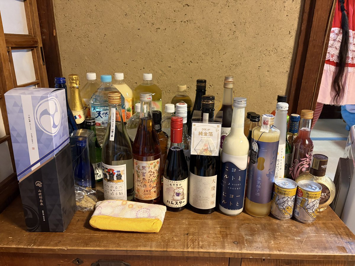 C_mynameis_mana's tweet photo. 新年会準備→わりと人が揃ってくる→最終形態で飲み開始🍻
…おかしいだろ、リキュールと日本酒の増え方が https://t.co/XI1RAI6lSb