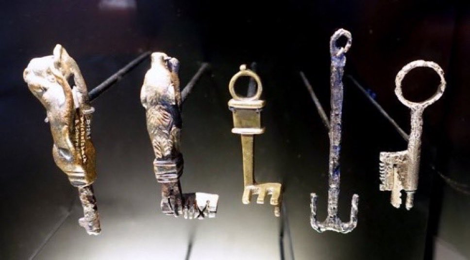 Alexny_85's tweet image. ¿Cómo protegían los romanos sus viviendas ? Pues con llaves, como nosotros. Bueno, como nosotros no, ¡las suyas eran más chulas y estilosas! Aquí,👇algunos ejemplos…