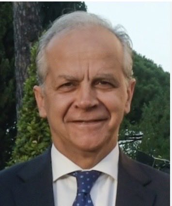 Come è stato possibile che un poliziotto si è trovato da solo in mezzo a delinquenti che lo hanno picchiato selvaggiamente? Chi è il responsabile della sicurezza, della prevenzione di una manifestazione violenta che era prevista? È il ministro Piantedosi, che dovrebbe dimettersi!