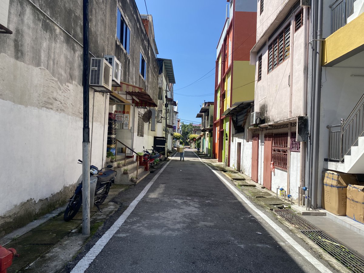 elisahanimm's tweet photo. When we visited KKB a few years back, I noticed how confident the town is about safety. The back doors of shophouses use very basic locks

Then I asked the majlis officer about the crime rate, turn out it is low and rare, which explains the level of security we see https://t.co/4OsGAYi1o2