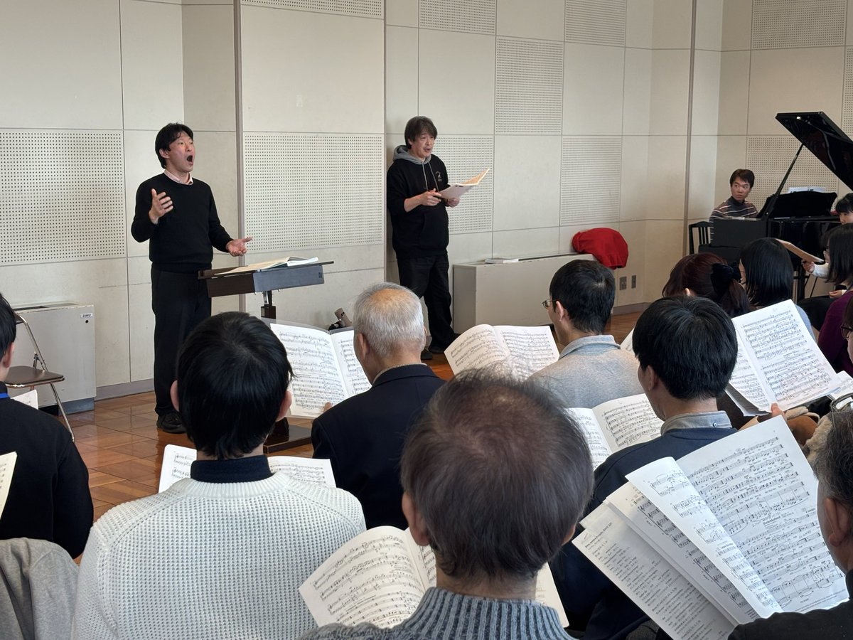今日初めて城谷先生が指導に見えました。
下田さん、岡村さんの事前の指導のおかげもあって、なんと城谷先生からは『現段階としては合格💮』と言って頂けましたよ😆
黒崎先生のドイツ語発音講座の成果も大きかったですね。次回までに暗譜とドイツ語の意味を完全化して臨みましょう‼️
