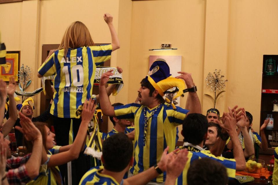 contextavrupaa's tweet photo. Eski dizilerdeki fenerbahçe aşkı https://t.co/Si1W71Ln1Q