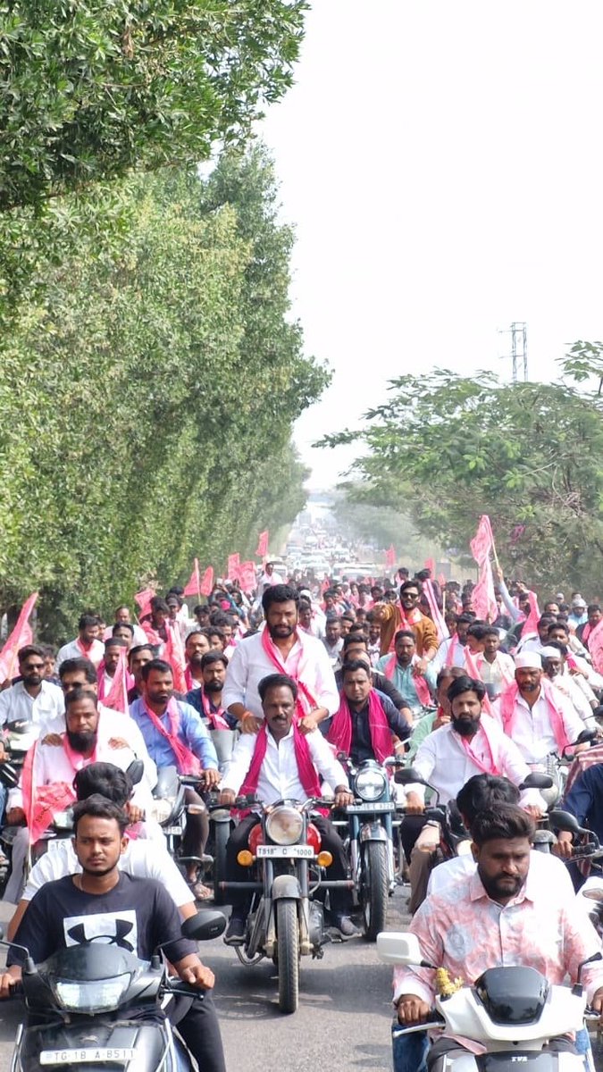 airnews_hyd's tweet image. మాజీ ముఖ్యమంత్రి కే.చంద్రశేఖర్ రావును సిట్ విచారణ పేరుతో ఉద్దేశపూర్వకంగా వేధిస్తున్నారని నిరసన తెలుపుతూ నిర్మల్ జిల్లా కార్యకర్తలతో భారీ బైక్ ర్యాలీ నిర్వహించిన ఎమ్మెల్యే అనిల్ జాదవ్ 

#BRS #KCR #PhoneTappingCase #Telangana 

PTC : Sayanna