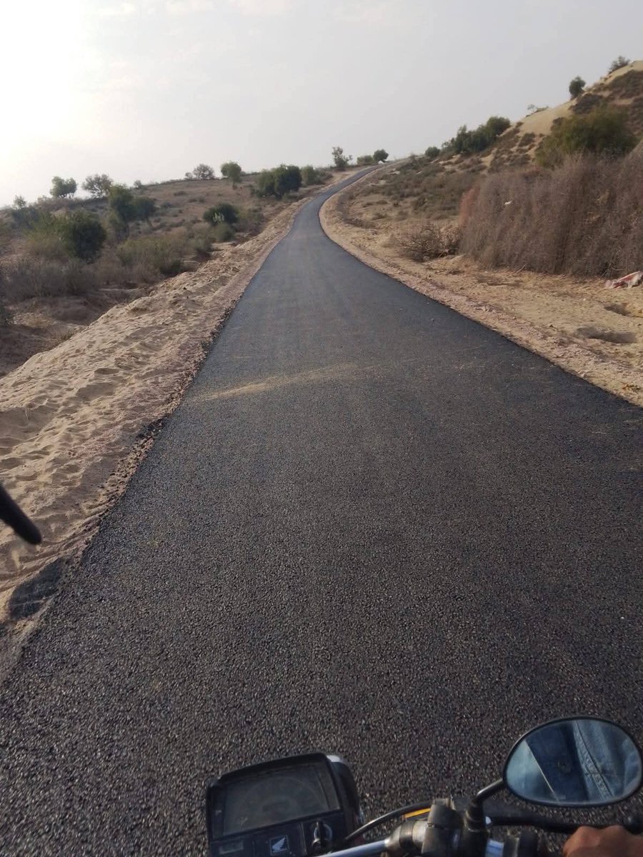 MushtaqueThari's tweet photo. The road construction work from Deendario village to Giyochhar Daras in UC Misri Shah has been completed, and the 3.5-kilometer road has been fully carpeted.
#ThisIsPeplesParty
#PS53 #Nagarpaker
@BBhuttoZardari
@AAliZardari
@Qasimsoomro https://t.co/aPegGz1jN6