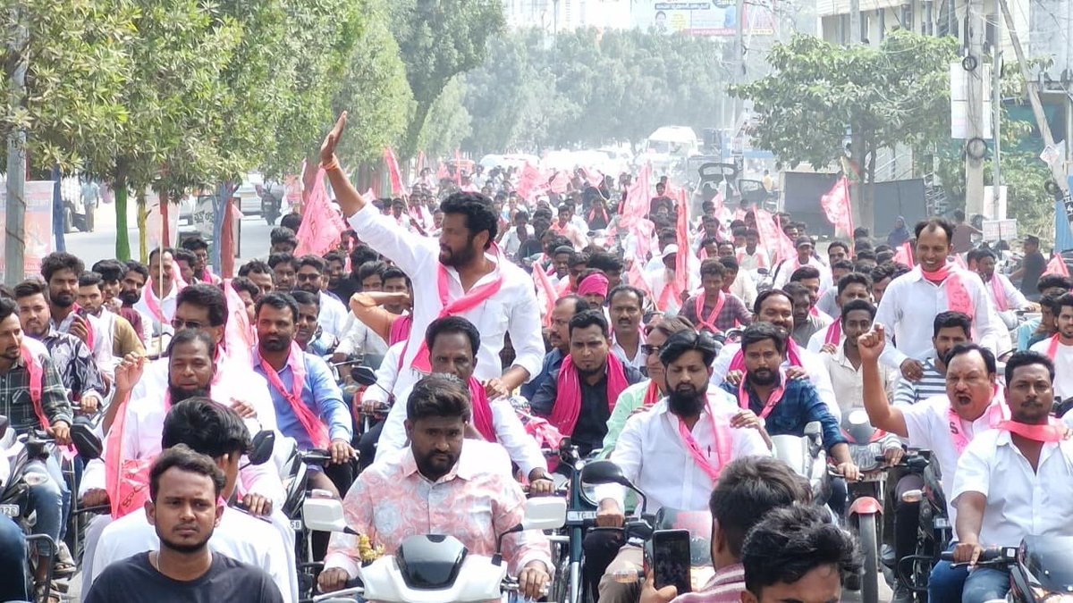 airnews_hyd's tweet image. మాజీ ముఖ్యమంత్రి కే.చంద్రశేఖర్ రావును సిట్ విచారణ పేరుతో ఉద్దేశపూర్వకంగా వేధిస్తున్నారని నిరసన తెలుపుతూ నిర్మల్ జిల్లా కార్యకర్తలతో భారీ బైక్ ర్యాలీ నిర్వహించిన ఎమ్మెల్యే అనిల్ జాదవ్ 

#BRS #KCR #PhoneTappingCase #Telangana 

PTC : Sayanna