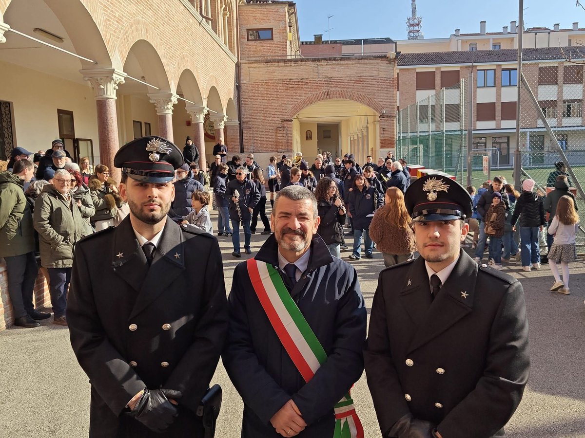 Teso_Sindaco's tweet photo. Oggi, più che mai, la nostra riconoscenza alle Forze dell'Ordine, presidio di legalità, simbolo di unità del Paese, custodi dei valori repubblicani. 
L'Italia è con voi, ragazzi. https://t.co/Kbll3shxcZ