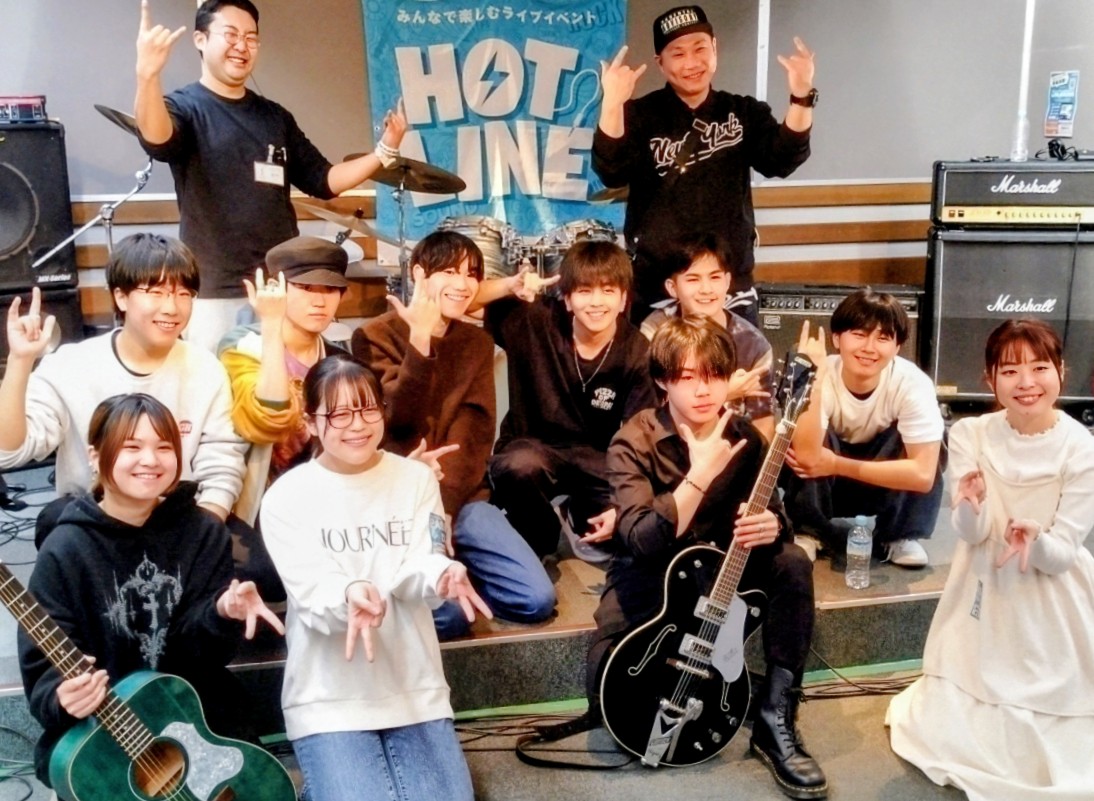 PapaMuming's tweet photo. 【#HOTLINE 2025-2026】 #島村楽器 郡山アティ店
爆あつ! 刺激を受けたら、変われそうな気がする。そういう自分を思い描いて、期待して、また前に進みたくなる そんな #音楽イベント

残り2回、2/14、2/15  その後は #OTONOBA に😃🎸
#SHUNKE  #TRUEZERO #弾き語り #中島蒼 #バンド #ウクレレ 🔥 https://t.co/eLamM509dX