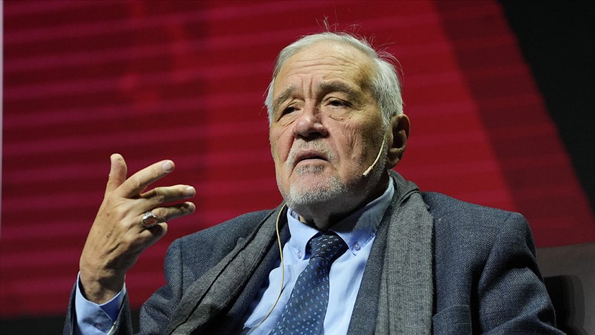 İlber Ortaylı: "Öğretmenler piyasa şartlarına ezdirilmemeli; hem mali hem de hukuki bakımdan devlet tarafından korunmalıdır. 
Günümüz eğitim sistemindeki en büyük yaralardan biri "idealist öğretmen" kimliğinin zayıflaması"