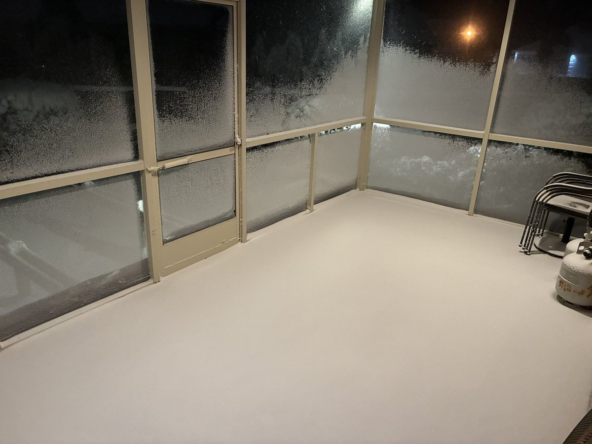 G12Rocco's tweet image. Blizzard conditions last night even blew snow into my screened in porch! The “feels like” temperature is -3 below zero❄️🌨️💨🥶 #WinterStormGianna #Gianna  #SundayMorning
