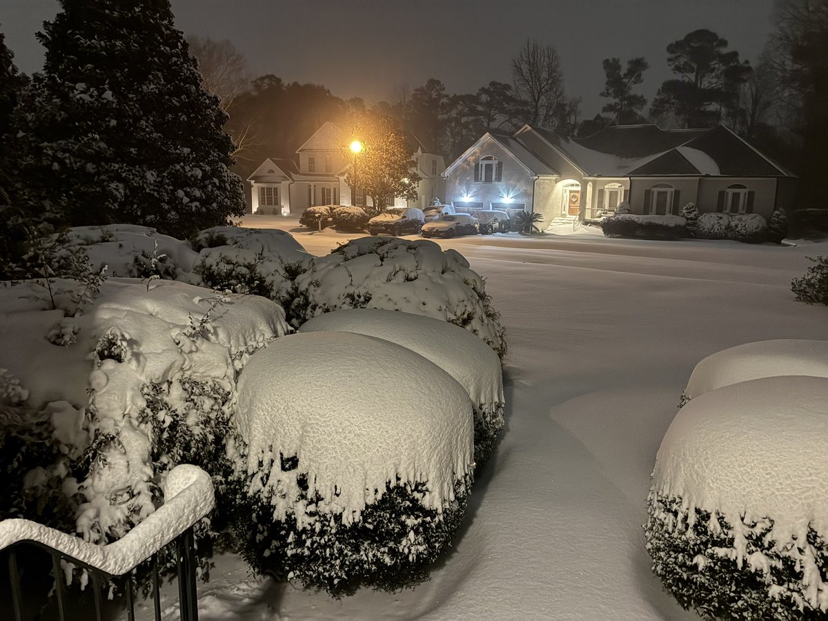 G12Rocco's tweet image. Blizzard conditions last night even blew snow into my screened in porch! The “feels like” temperature is -3 below zero❄️🌨️💨🥶 #WinterStormGianna #Gianna  #SundayMorning