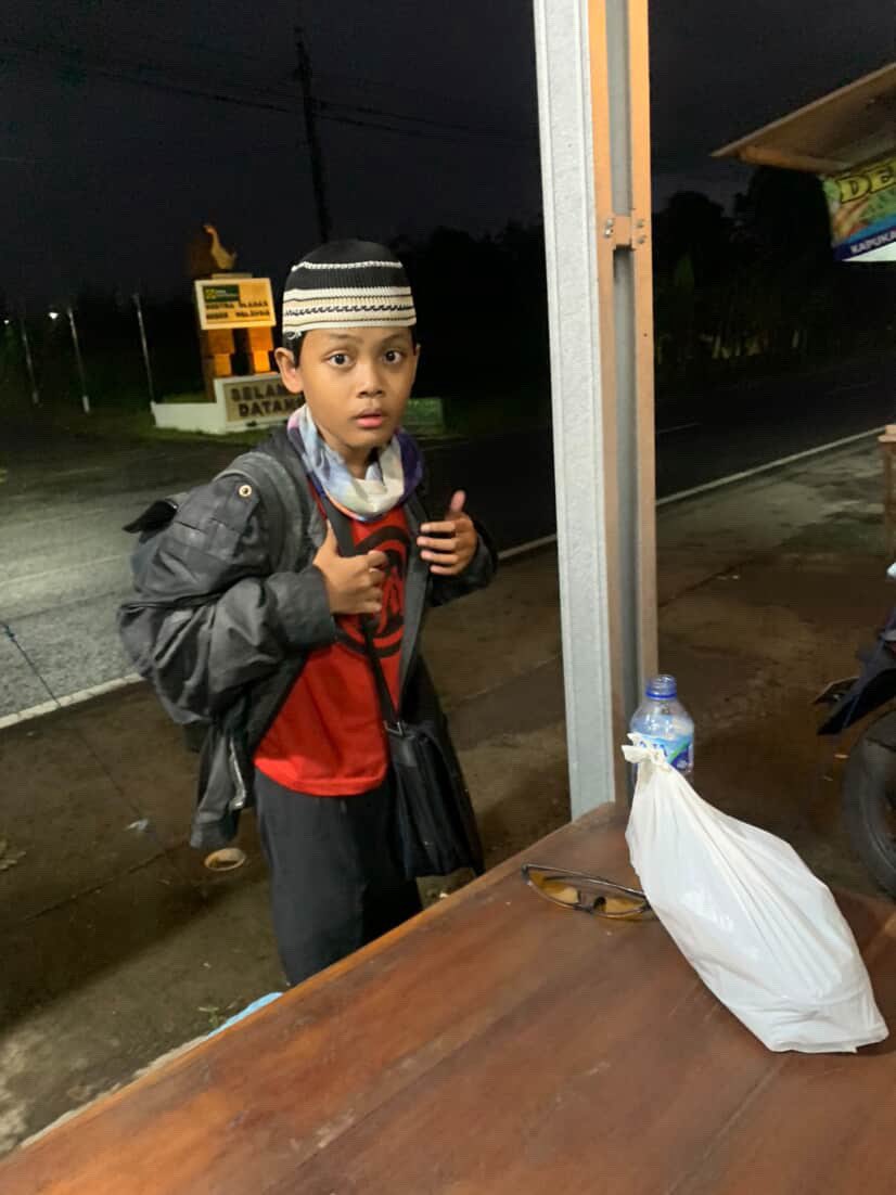 merapi_uncover's tweet image. [Breaking News] 18:37 telah di temukan anak, posisi kebingungan katanya ayah ibunya di jogja mau ke jogja kerja tidak membawa identitas diri tapi membawa laptop pecah dan menunjukkan vidio perempuan yang katanya neneknya posisi saat ini baru berteduh di warung saya soalnya…