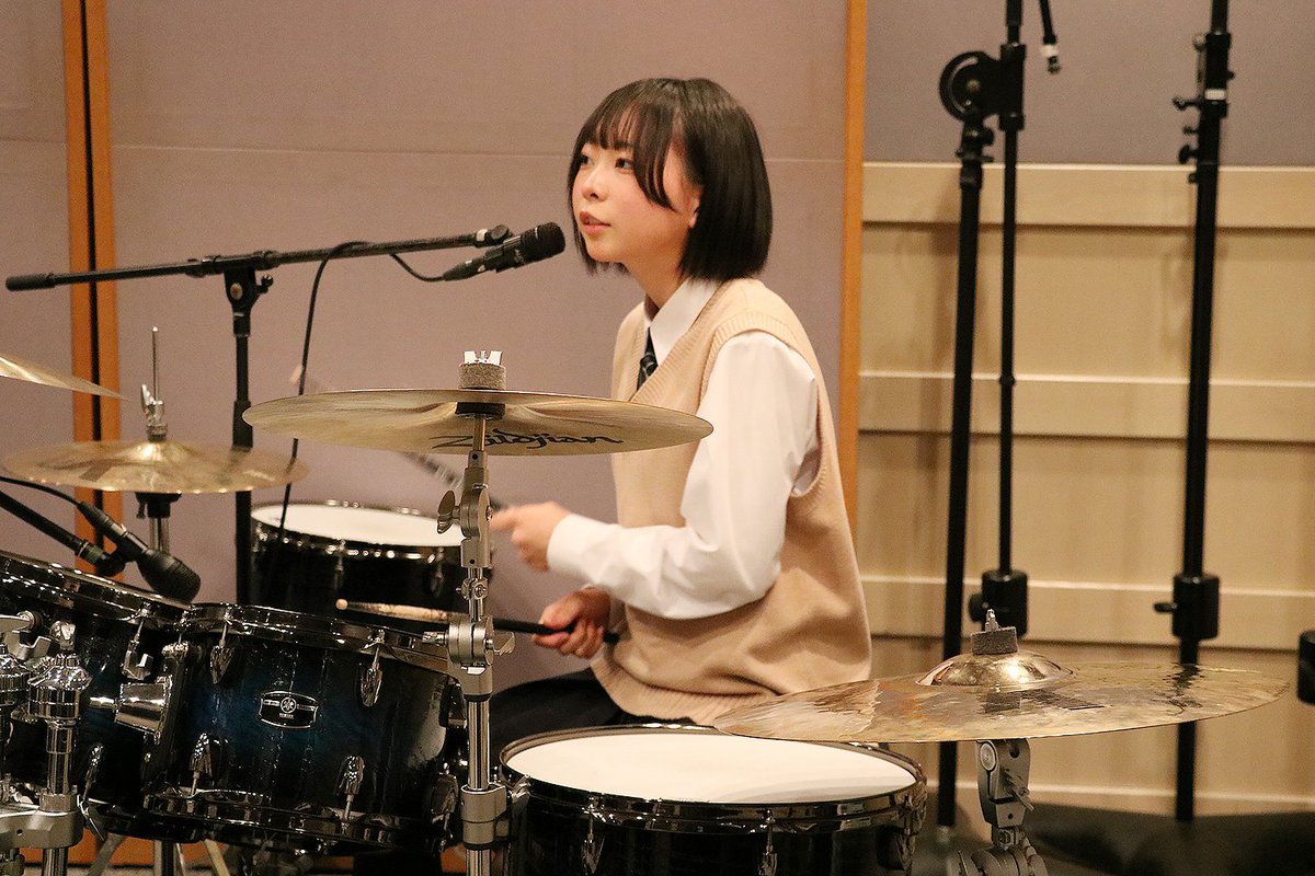 FACE_ON_staff's tweet photo. 昭和音楽大学で港北高校のバンドワークショップを実施しました！ MUSIC DAYS 2025 ワイルドカード【昭和音大賞】の副賞レッスンです！
受講バンドは SNAPPY-TUNE、208Hz、落書きエンドロール、道行パレットの皆さんです。

講師  トッシュ先生 https://t.co/1fkGgmr3ub