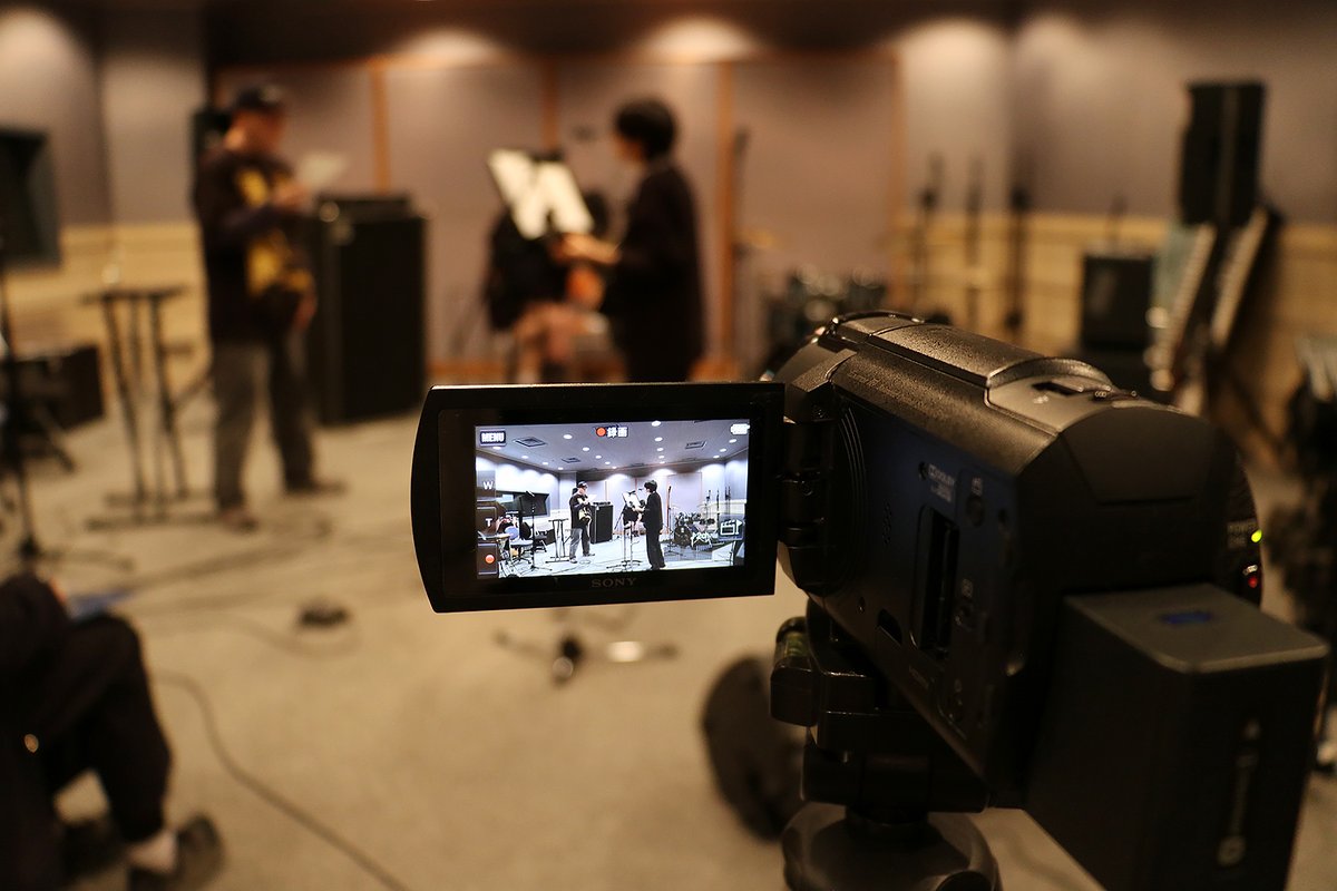 FACE_ON_staff's tweet photo. 昭和音楽大学で港北高校のバンドワークショップを実施しました！ MUSIC DAYS 2025 ワイルドカード【昭和音大賞】の副賞レッスンです！
受講バンドは SNAPPY-TUNE、208Hz、落書きエンドロール、道行パレットの皆さんです。

講師  トッシュ先生 https://t.co/1fkGgmr3ub