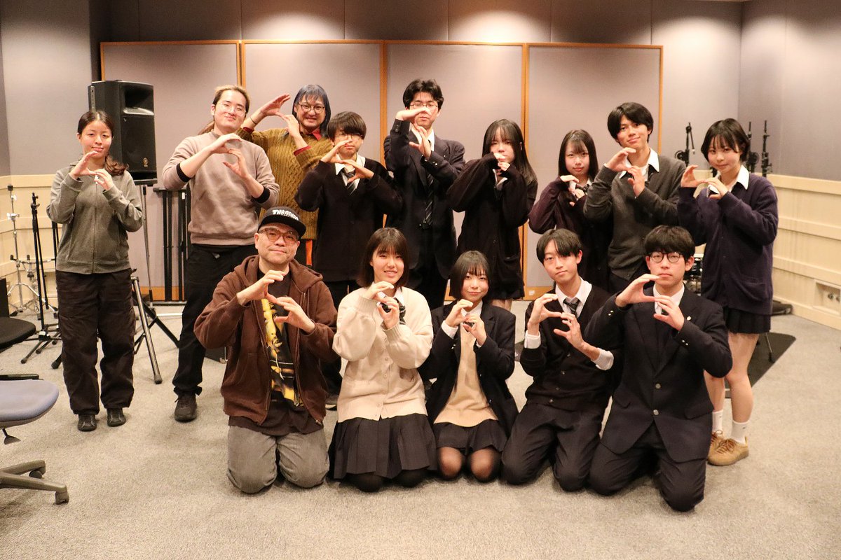 FACE_ON_staff's tweet photo. 昭和音楽大学で港北高校のバンドワークショップを実施しました！ MUSIC DAYS 2025 ワイルドカード【昭和音大賞】の副賞レッスンです！
受講バンドは SNAPPY-TUNE、208Hz、落書きエンドロール、道行パレットの皆さんです。

講師  トッシュ先生 https://t.co/1fkGgmr3ub
