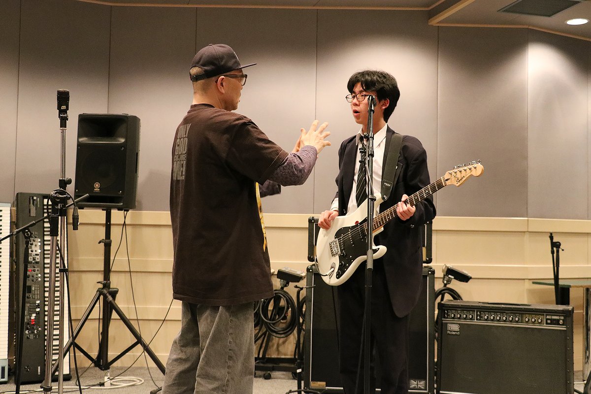 FACE_ON_staff's tweet photo. 昭和音楽大学で港北高校のバンドワークショップを実施しました！ MUSIC DAYS 2025 ワイルドカード【昭和音大賞】の副賞レッスンです！
受講バンドは SNAPPY-TUNE、208Hz、落書きエンドロール、道行パレットの皆さんです。

講師  トッシュ先生 https://t.co/1fkGgmr3ub