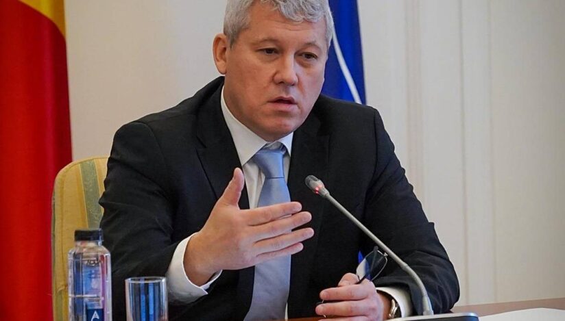 Cătălin Predoiu: Nu sunt pentru interdicţii, nici în ce priveşte accesul minorilor la conţinut online. Nu rezolvă problema de fond tinyurl.com/2tey9jft