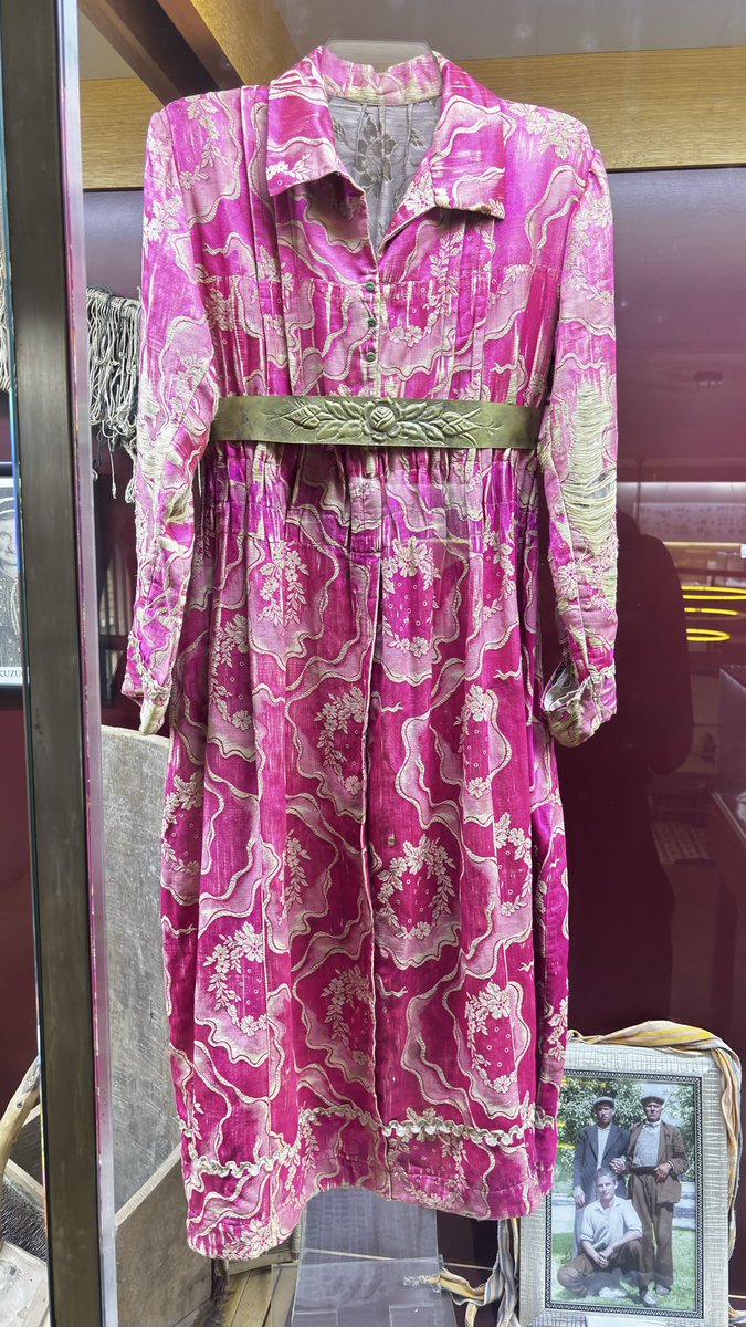 Savaş, mübadele, parçalanan aileler; babaannemin babası, anne karnında 6 aylıkken babası Balkanlar’da kurşuna dizilmiş. Selanik’ten mübadele ile gelmişler, annesi mecburen amcasıyla evlenmiş,bu yüzden bu nesilin en büyük korkusu ‘vatanını kaybetmek’

[📷Çatalca Mübadele Müzesi]