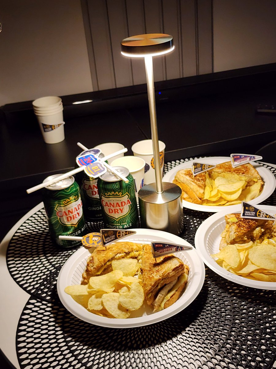 uriDB5K's tweet photo. Weekend with the FREAKS who watch the whole season TWICE! Still drunk on ginger ale and lack of sleep! 😌🙃 Rave nasad next? 🫠✨️ https://t.co/gNvv94wKNT